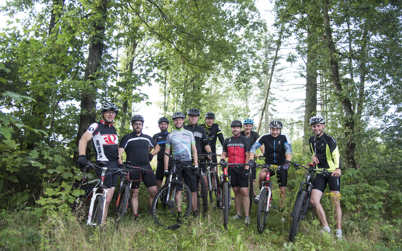 Mountainbike i skoven.