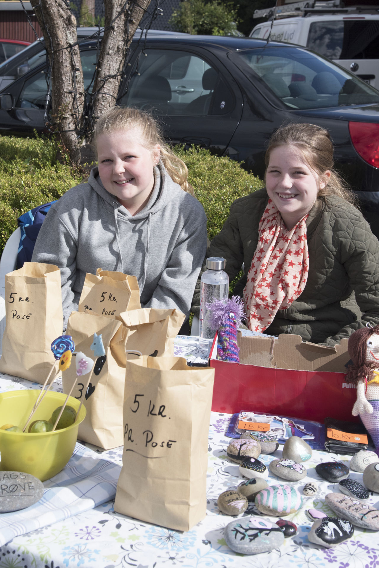 To piger til kræmmermarked.