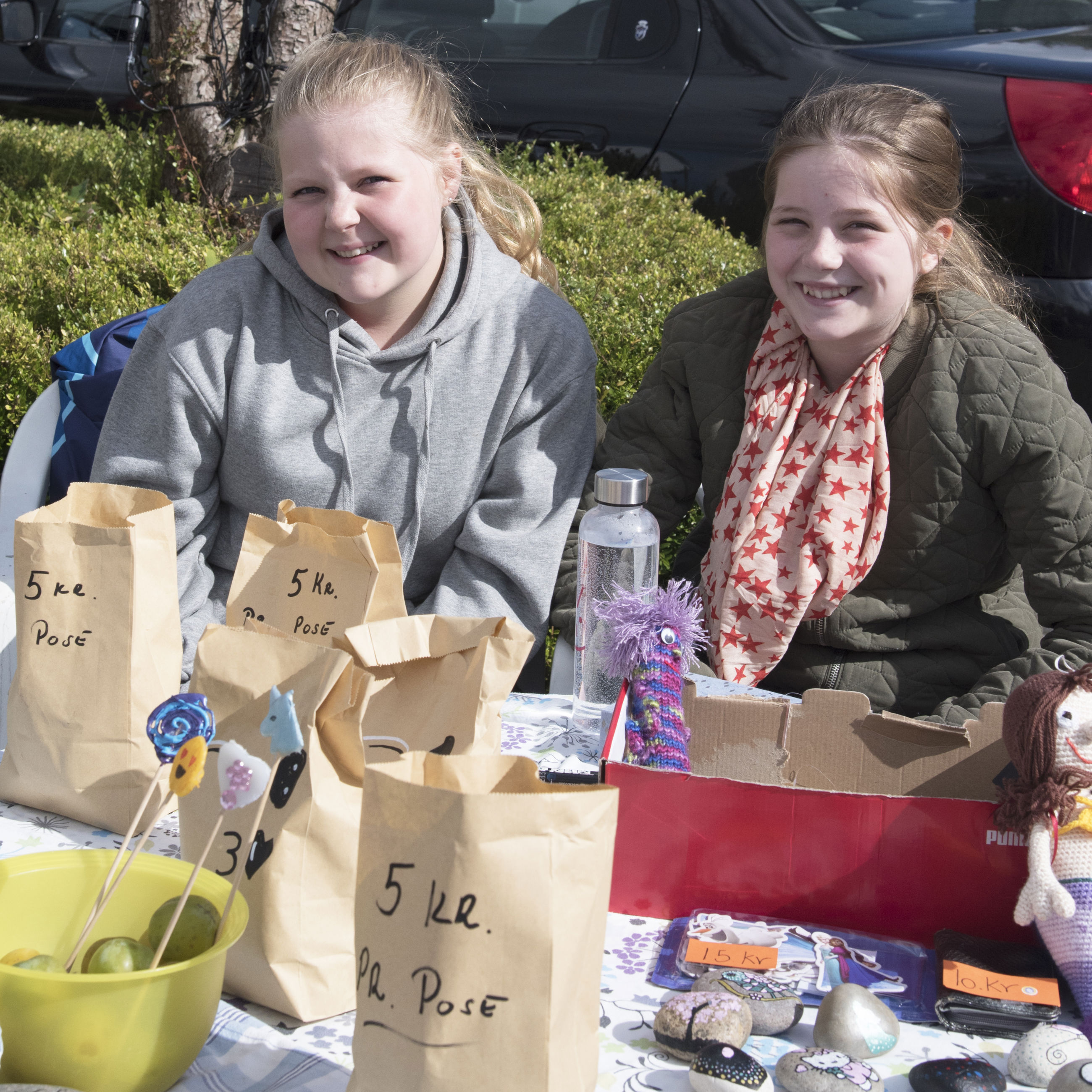 To piger til kræmmermarked.