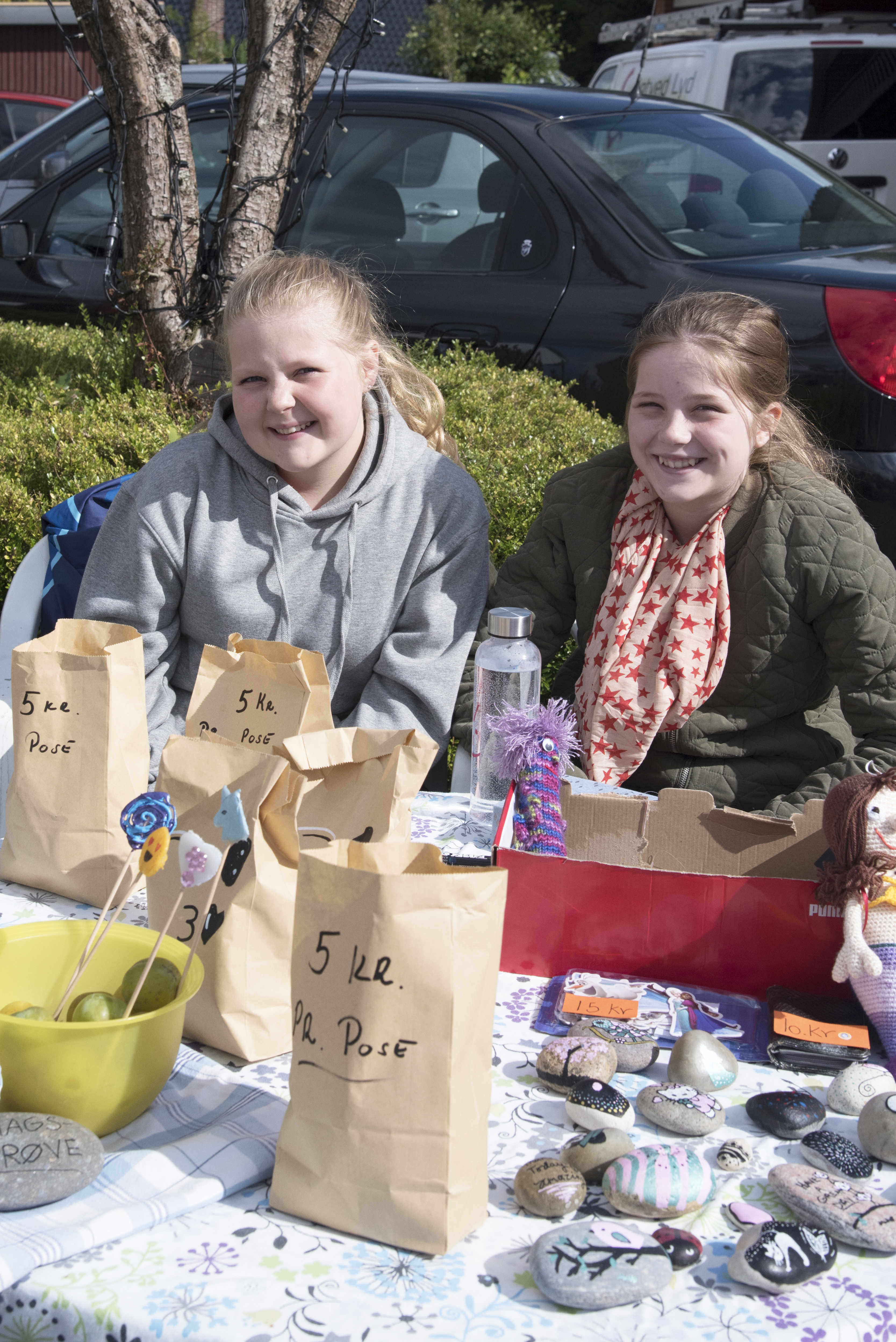 To piger til kræmmermarked.